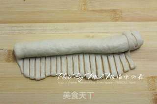 柔软甜蜜的幸福——手工草莓果酱毛毛虫面包的做法步骤:6