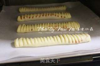 柔软甜蜜的幸福——手工草莓果酱毛毛虫面包的做法步骤:7