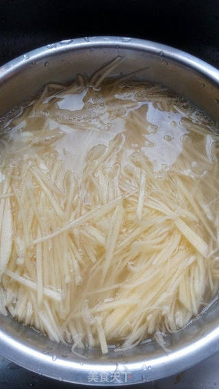 夏季快手菜---凉拌土豆丝的做法步骤:5
