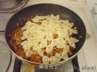 番茄培根蝴蝶意面的做法步骤:11