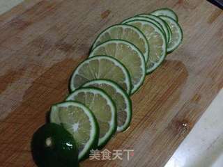 【蜂蜜柠檬水】----去暑减肥美白等多重功效饮品的做法步骤:2
