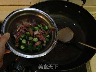 【培根秋葵炒饭】----百变剩米饭的做法步骤:6