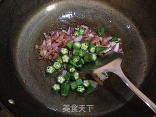 【培根秋葵炒饭】----百变剩米饭的做法步骤:5