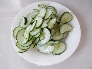 黄瓜煎蛋的做法步骤:2
