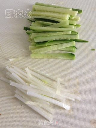 京酱肉丝的做法步骤:2