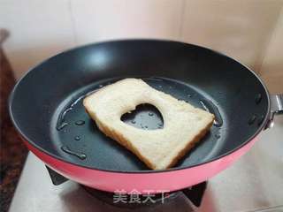 用食物来表达爱意——爱心吐司煎蛋的做法步骤:5