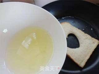 用食物来表达爱意——爱心吐司煎蛋的做法步骤:6