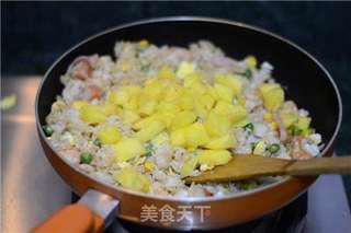 【海鲜菠萝饭】的做法步骤:7