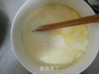 鲜虾牛奶蛋羹的做法步骤:2
