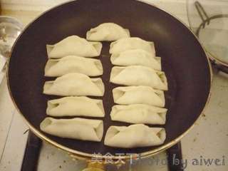 猪肉包菜锅贴的做法步骤:14