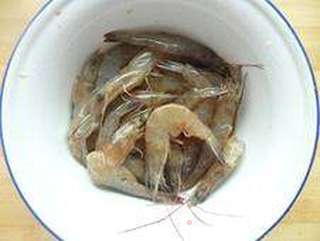 蒜蓉粉丝蒸大虾的做法步骤:2