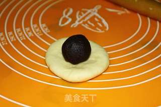花形豆沙面包的做法步骤:3