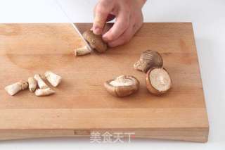 香菇芹香蒸丸子的做法步骤：1