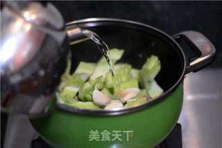 【苦瓜冬菇煲骨汤】的做法步骤:3
