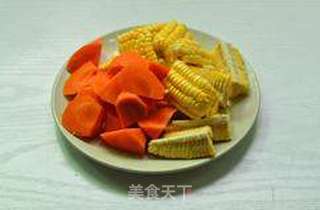 玉米猪骨汤的做法步骤:2