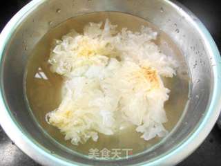 银耳菊花糖水的做法步骤:2