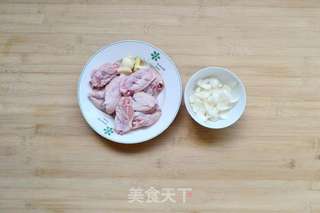 百合梅酱煎鸡翅的做法步骤：1