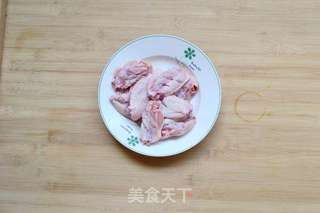 百合梅酱煎鸡翅的做法步骤：2