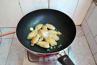 百合梅酱煎鸡翅的做法步骤：11