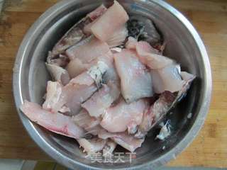 激起味蕾的酸辣开胃菜——泡椒酸菜鱼的做法步骤:2