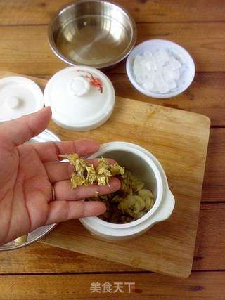 莲子菊花炖冰糖的做法步骤:3