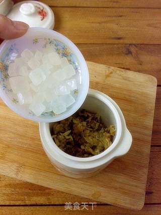 莲子菊花炖冰糖的做法步骤:4