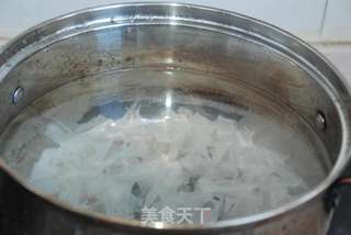 香甜紫薯银耳雪梨羹----四季都不会被遗忘的养生美肤饮品的做法步骤：2