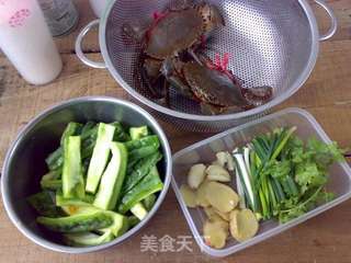 螃蟹煮苦瓜的做法步骤：1