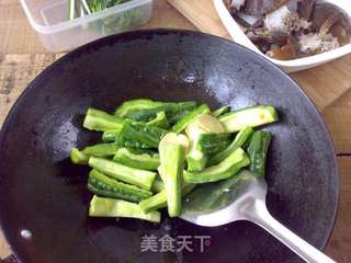 螃蟹煮苦瓜的做法步骤：4