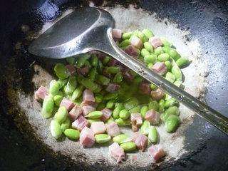 咸五花肉茭白炒毛豆的做法步骤:6