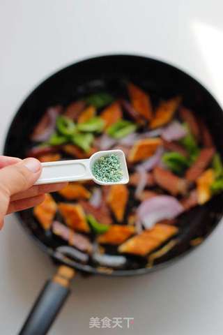 【馕炒腊肉】的做法步骤：8