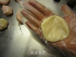 玫瑰花香绿豆沙冰皮月饼的做法步骤:17