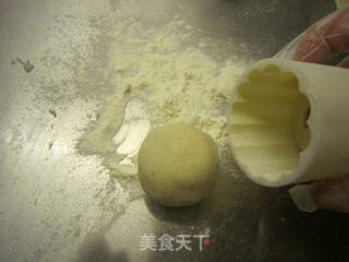 玫瑰花香绿豆沙冰皮月饼的做法步骤:21