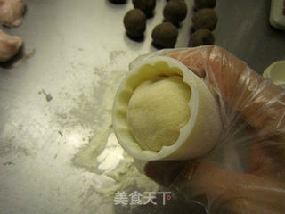 玫瑰花香绿豆沙冰皮月饼的做法步骤:22