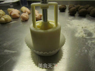玫瑰花香绿豆沙冰皮月饼的做法步骤:23