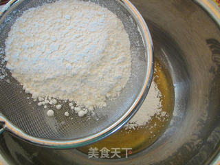 红豆沙黑芝麻蛋黄月饼的做法步骤:4