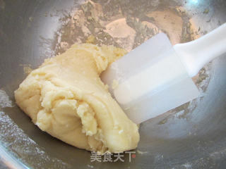 红豆沙黑芝麻蛋黄月饼的做法步骤:5