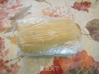 红豆沙黑芝麻蛋黄月饼的做法步骤:6