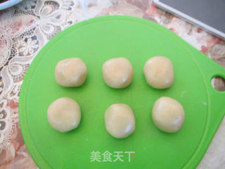红豆沙黑芝麻蛋黄月饼的做法步骤:11