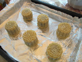 红豆沙黑芝麻蛋黄月饼的做法步骤:18