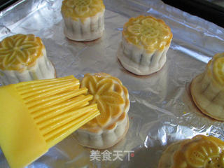红豆沙黑芝麻蛋黄月饼的做法步骤:19