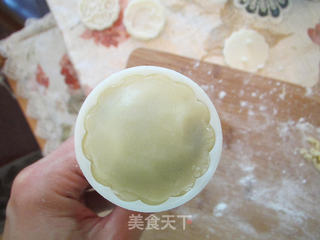 红豆沙黑芝麻蛋黄月饼的做法步骤:15