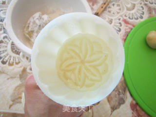 红豆沙黑芝麻蛋黄月饼的做法步骤:14