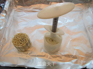 红豆沙黑芝麻蛋黄月饼的做法步骤:17