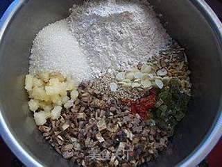 叉烧果仁月饼的做法步骤:4