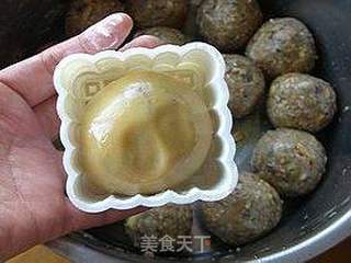 叉烧果仁月饼的做法步骤:14