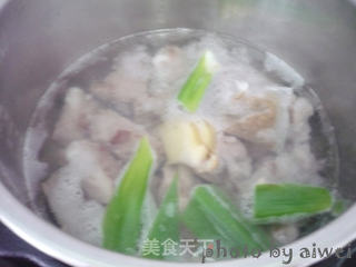 糖醋排骨的做法步骤:2