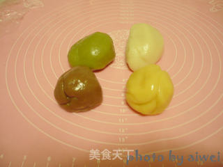 四色枣泥冰皮月饼的做法步骤:14
