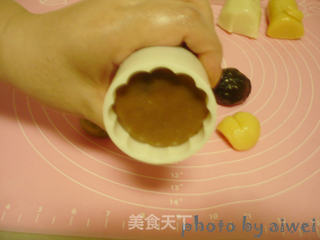 四色枣泥冰皮月饼的做法步骤:20
