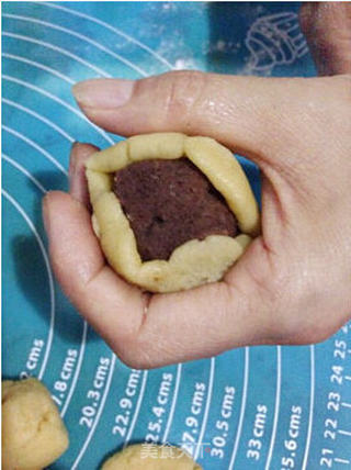 红豆沙月饼的做法步骤:3